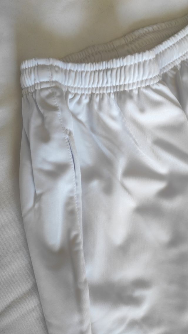 Conjunto deportivo blanco chaqueta y pantalón