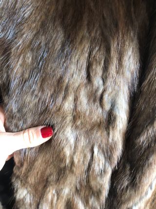 Abrigo de piel morsa marrón