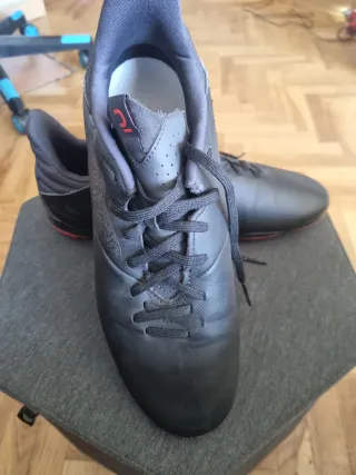 Zapatillas fútbol multitacos negras/rojas