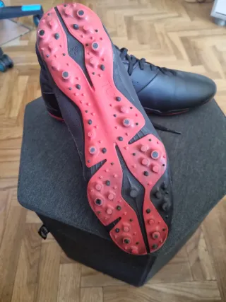 Zapatillas fútbol multitacos negras/rojas