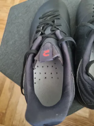 Zapatillas fútbol multitacos negras/rojas