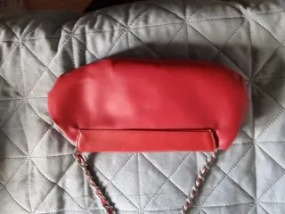 Bolso de mano rojo con cadena