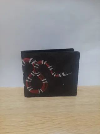 Billetera Negra con Diseño de Serpiente Roja