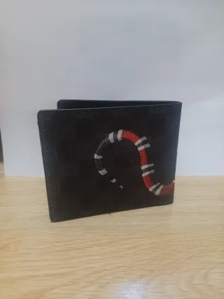Billetera Negra con Diseño de Serpiente Roja