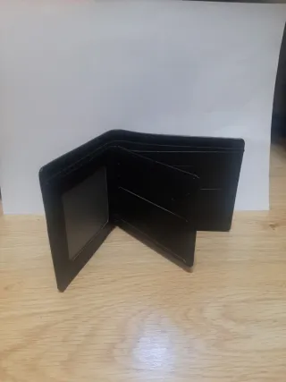 Billetera Negra con Diseño de Serpiente Roja