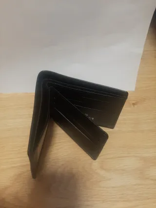 Billetera Negra con Diseño de Serpiente Roja