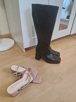 Botas altas negras y sandalias beige