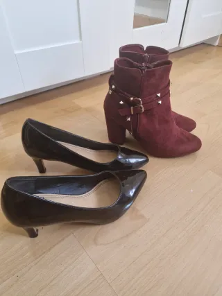 Botas altas negras y sandalias beige