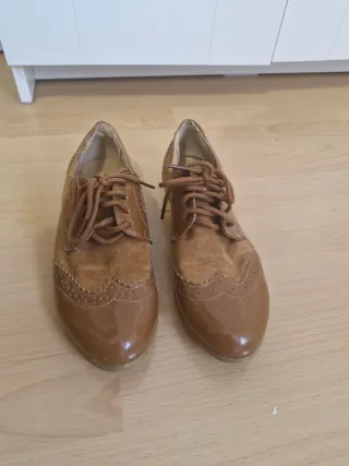 Botas altas negras y sandalias beige