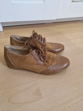 Botas altas negras y sandalias beige