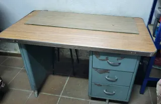 Escritorio antiguo metálico con cajones