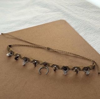 Collar macramé con luna y abalorios