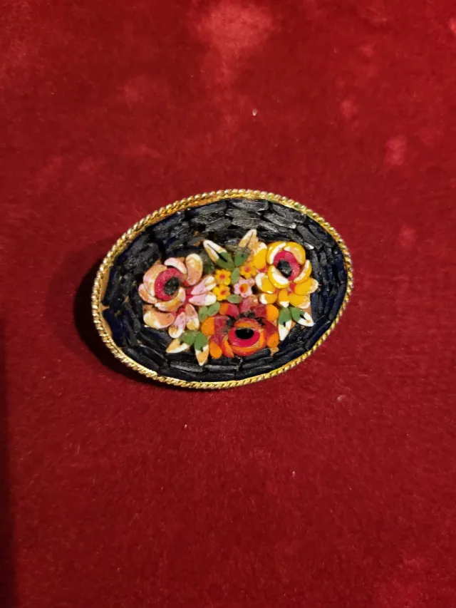 Broche floreale in micro mosaico dorato