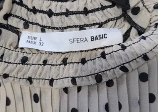 Blusa beige con lunares negros plisada