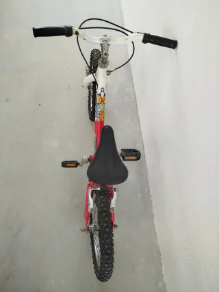 Bicicleta infantil roja y blanca marca agece