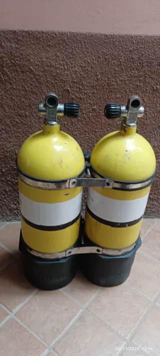 Coppia bombole subacquea con rubinetti
