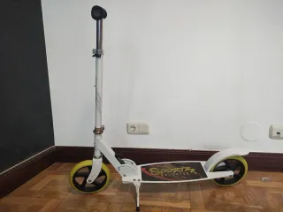 Patinete blanco con ruedas amarillas