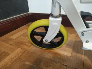 Patinete blanco con ruedas amarillas