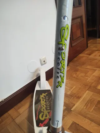 Patinete blanco con ruedas amarillas