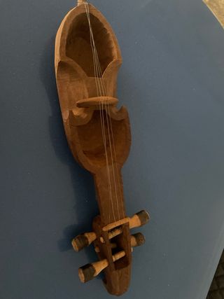 Violín antiguo artesanal de madera