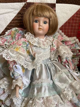 Muñeca de porcelana antigua