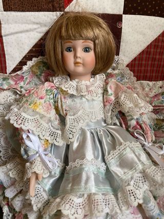 Muñeca de porcelana antigua