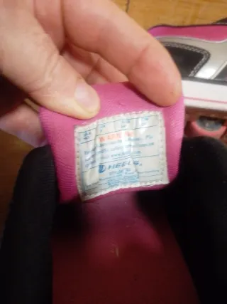 Zapatillas con ruedas Heelys rosas y negras.