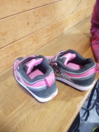 Zapatillas con ruedas Heelys rosas y negras.