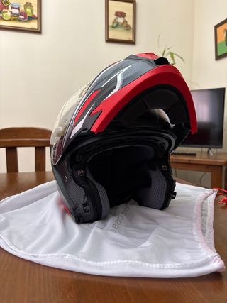 Casco de moto GIVI negro y rojo