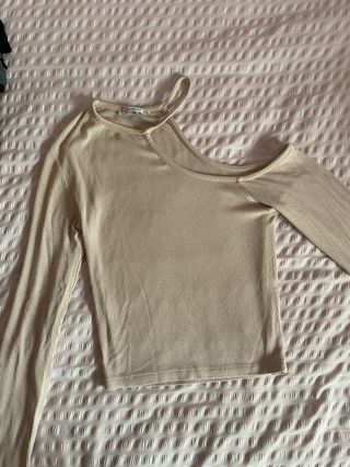 Camiseta beige asimétrica manga larga
