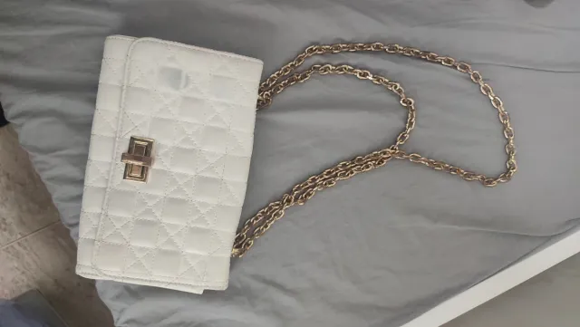 Bolso New Yorker blanco con cadena dorada