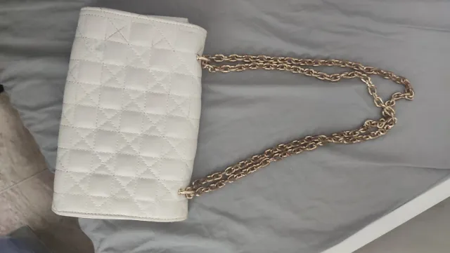 Bolso New Yorker blanco con cadena dorada