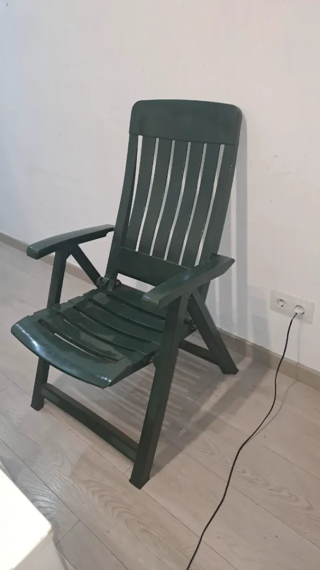 Tumbona plegable de plástico verde