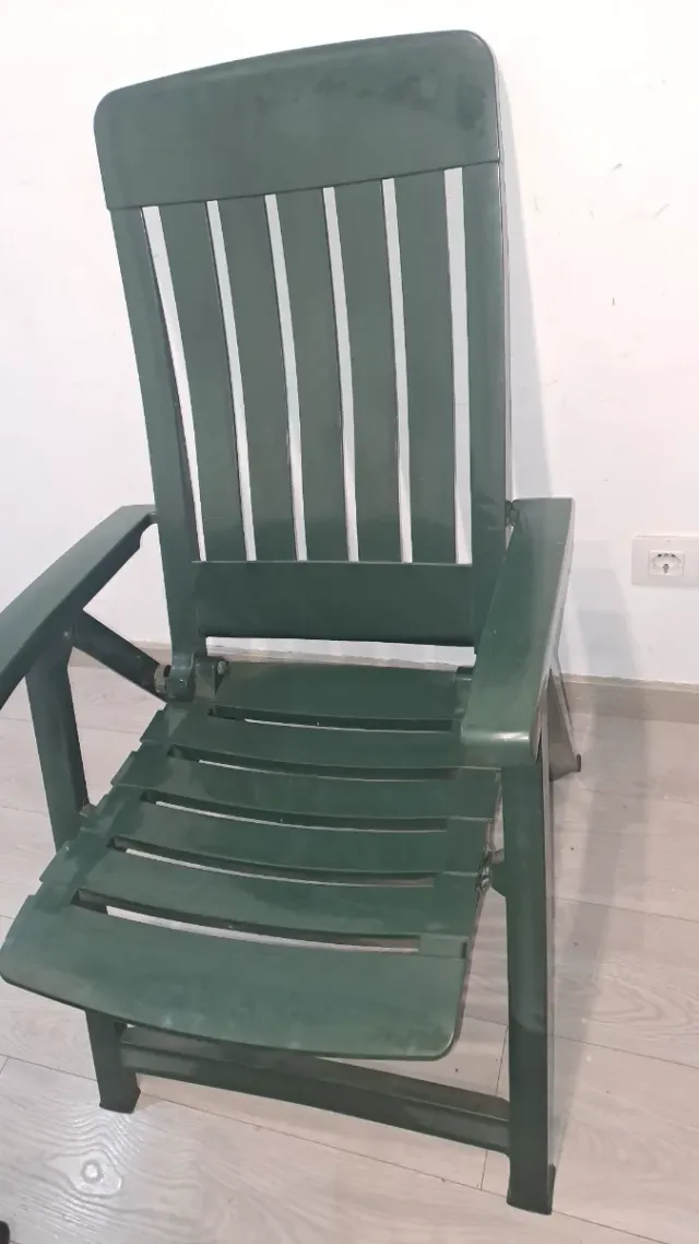 Tumbona plegable de plástico verde