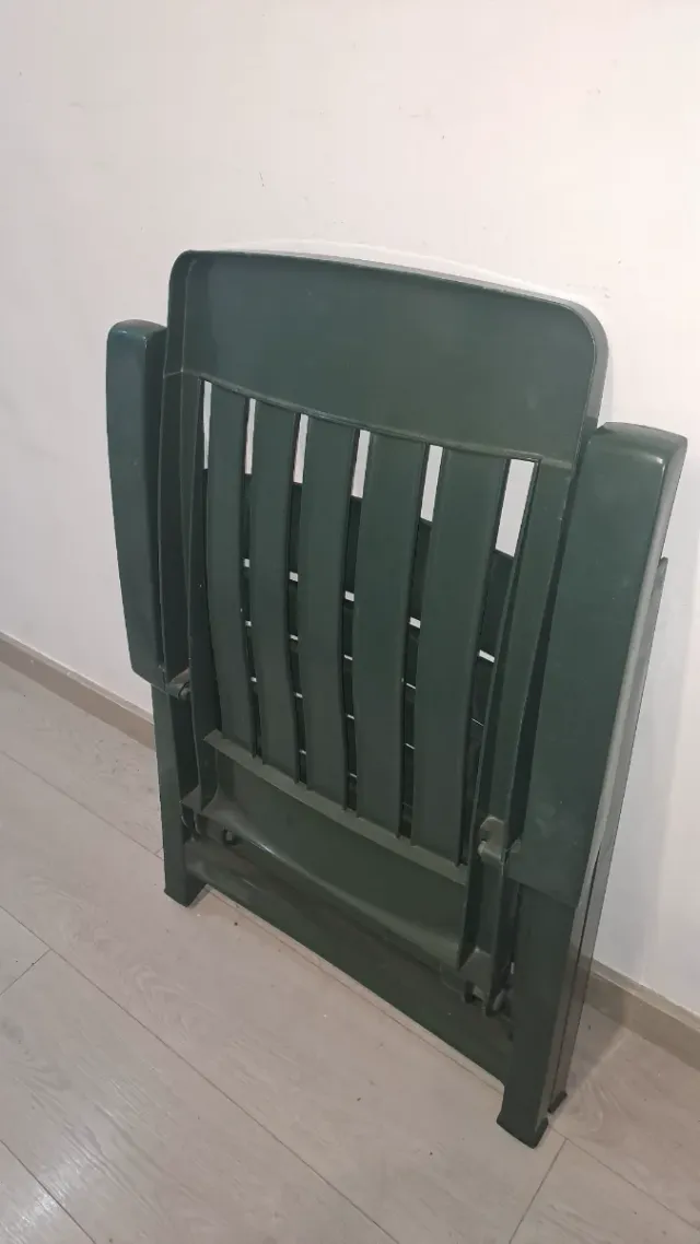 Tumbona plegable de plástico verde