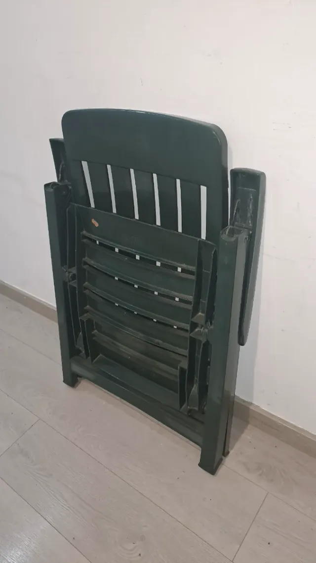 Tumbona plegable de plástico verde