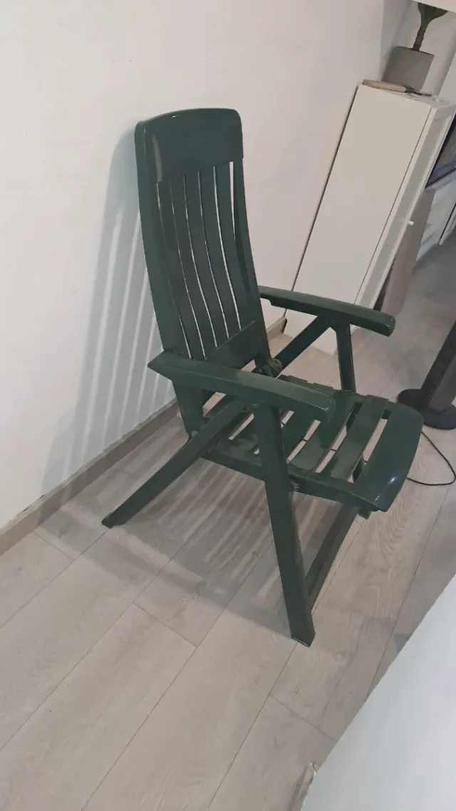 Tumbona plegable de plástico verde