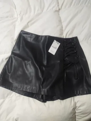 Falda pantalón efecto piel negra