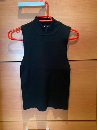 Chaleco negro de cuello alto sin mangas