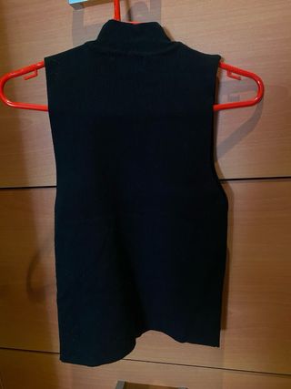 Chaleco negro de cuello alto sin mangas