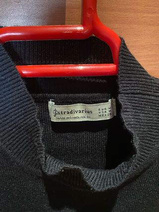 Chaleco negro de cuello alto sin mangas