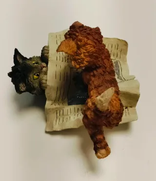 Figura gatitos jugando periódico