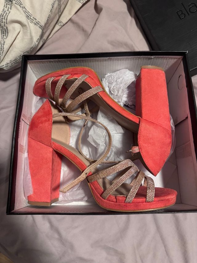Sandalias tacón coral con tiras brillantes