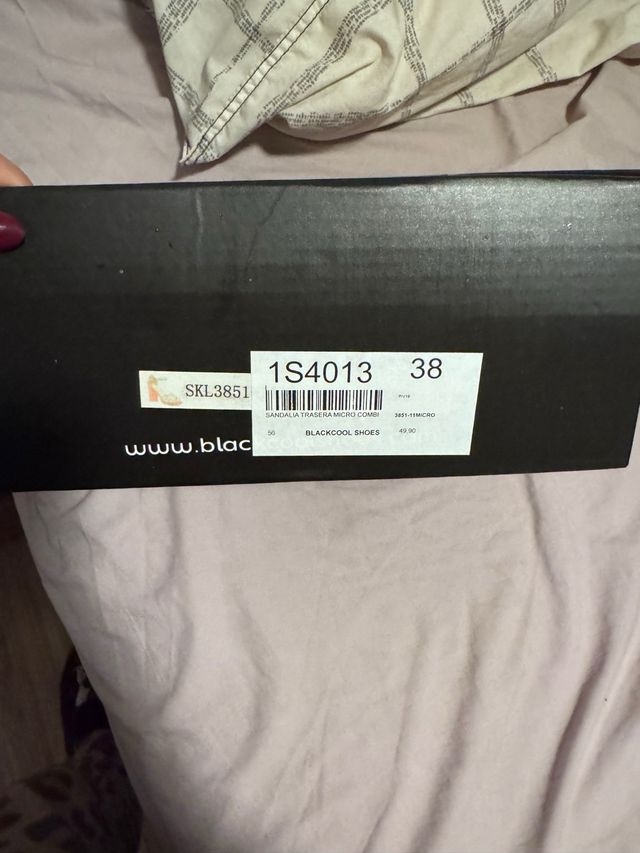 Sandalias tacón coral con tiras brillantes