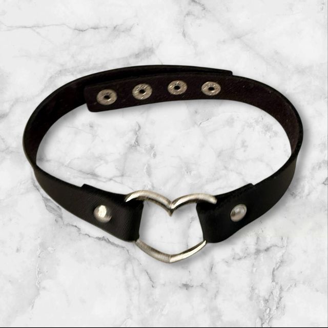 Collar Negro con Corazón Plateado