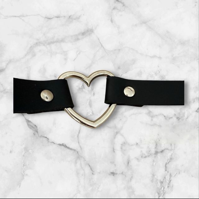 Collar Negro con Corazón Plateado