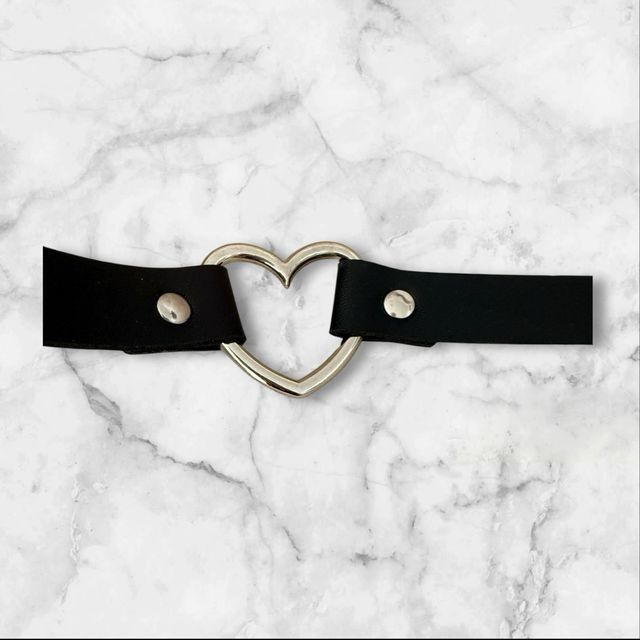 Collar Negro con Corazón Plateado