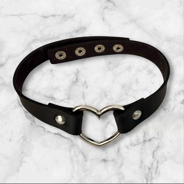 Collar Negro con Corazón Plateado