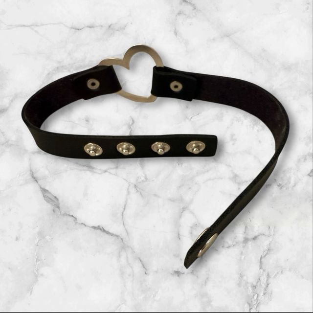 Collar Negro con Corazón Plateado