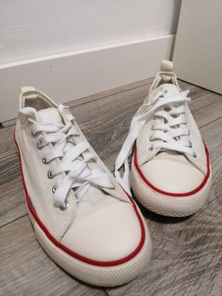 Zapatillas Blancas con Detalles Rojos